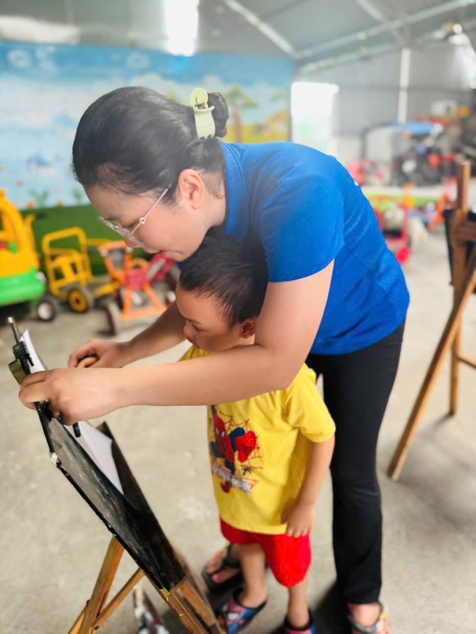 Có thể là hình ảnh về trẻ em và văn bản